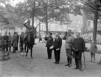 816947 Afbeelding van een militaire parade op de Maliebaan te Utrecht, ter hoogte van de kruising met de ...